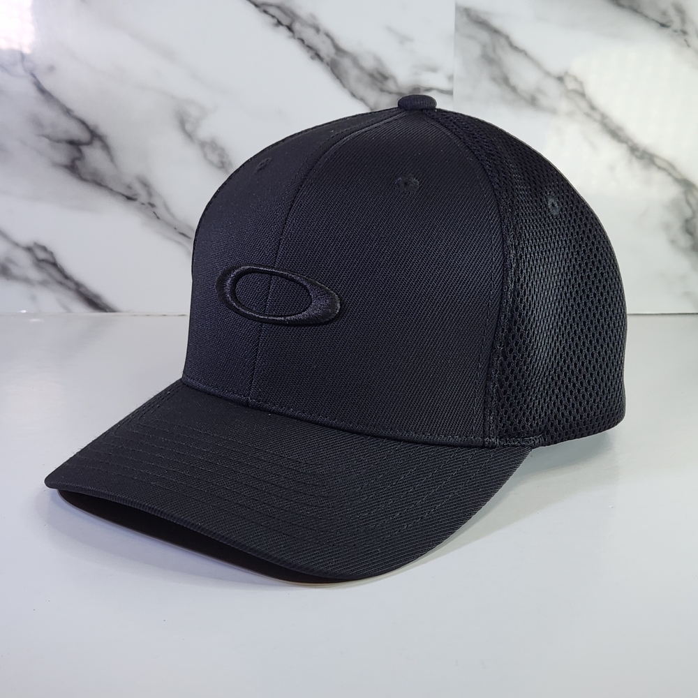 Oakley Black Cap. Fitted L-XL. All Black